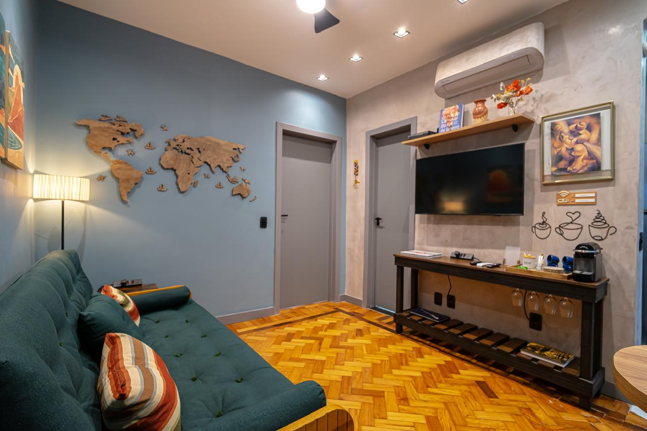 Sala de TV com marcenaria no apartamento da Glória