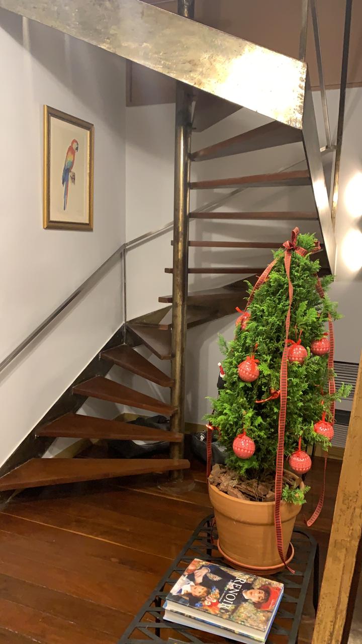 Escada em madeira e metal com acabamento fino